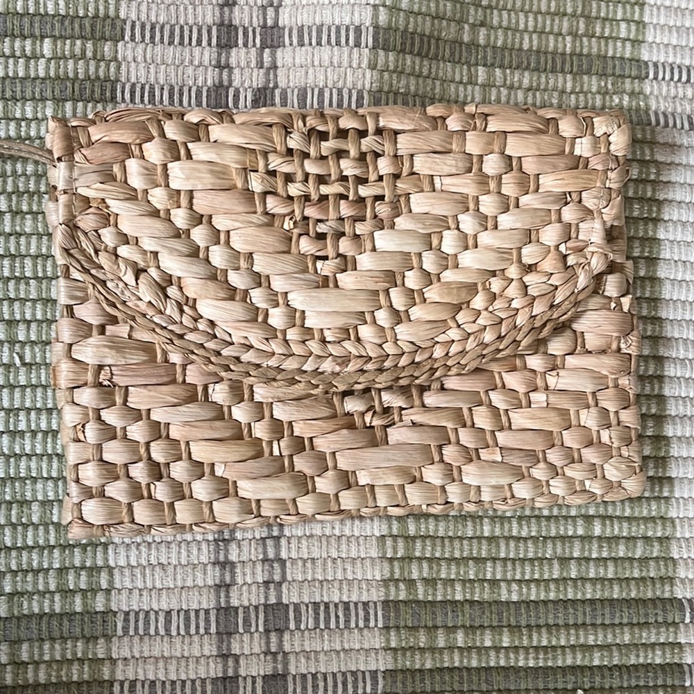 Raffia envelop clutch